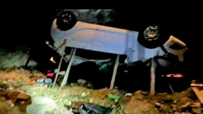Antalya’da virajı alamayan otomobil uçurumdan yuvarlandı