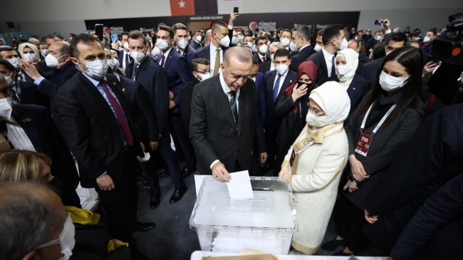 Cumhurbaşkanı Erdoğan, yeniden AK Parti Genel Başkanı seçildi