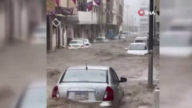 Suudi Arabistan’da sağanak yağışlar sele neden oldu