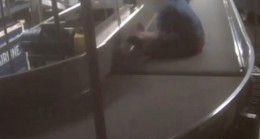 ABD’de bagaj taşıma bandına giren otizmli çocuk kamerada
