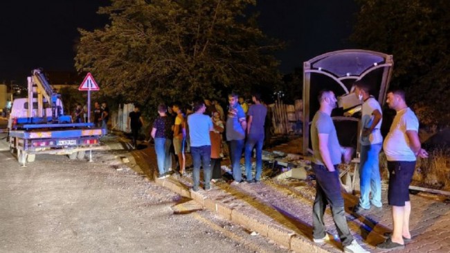 Malatya’da ehliyetsiz sürücü durağa çarptı: 4 yaralı