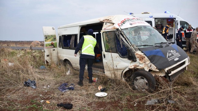 Şanlıurfa’da, tarım işçilerini taşıyan minibüs devrildi: 23 yaralı